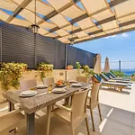 Villa 4 Bedroom Sea View In *