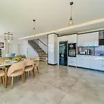 4 Bedroom Sea View In Villa *