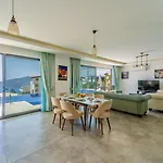 Villa 4 Bedroom Sea View In *