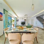 4 Bedroom Sea View In Villa