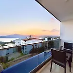 4 Bedroom Sea View In *