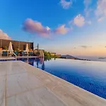 4 Bedroom Sea View In Villa *