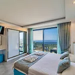 4 Bedroom Sea View In Villa *