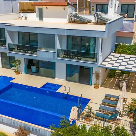 4 Bedroom Sea View In