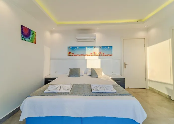 4 Bedroom Sea View In וילה קלקן