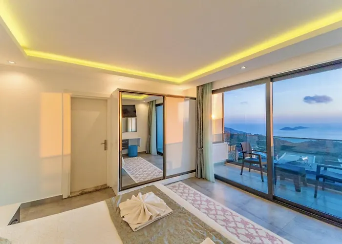 4 Bedroom Sea View In וילה קלקן
