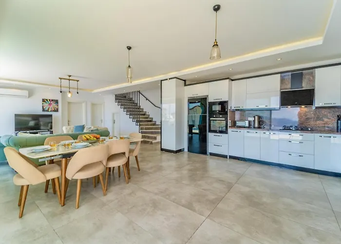 4 Bedroom Sea View In וילה *