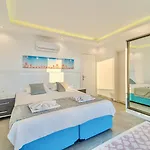Villa 4 Bedroom Sea View In *